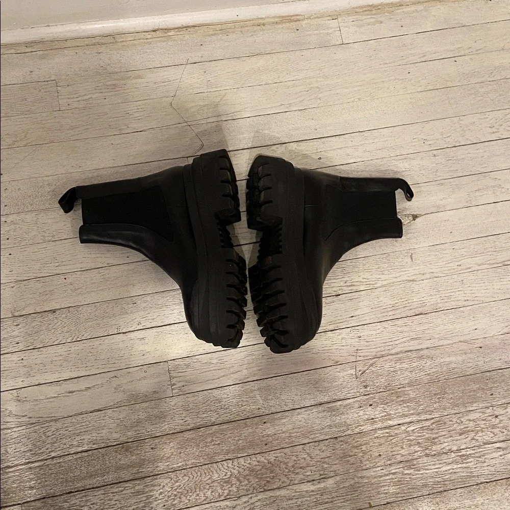 Zara chunky ankle booties some scuffs no rips or tears 
38. - Picture 9 of 13